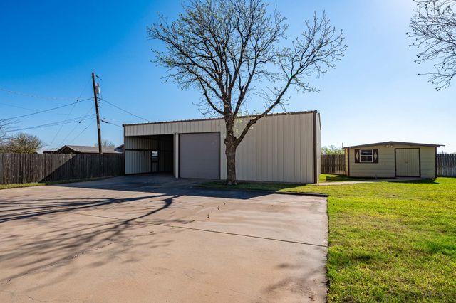 2221 Avenue Q, Anson, TX 79501