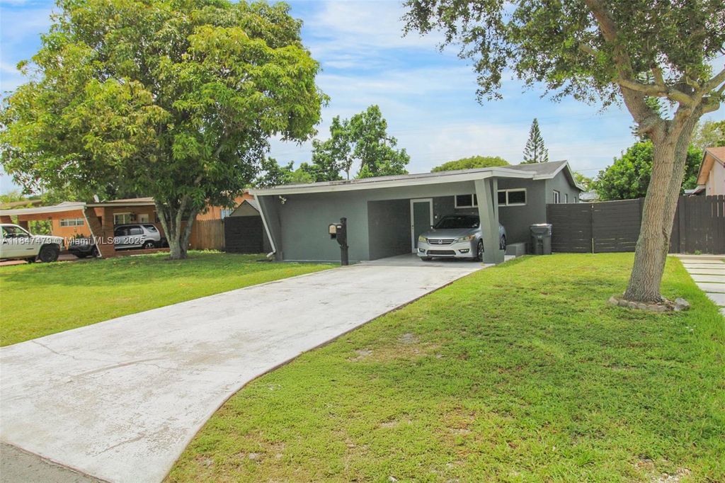 7440 Farragut St, Hollywood, FL 33024
