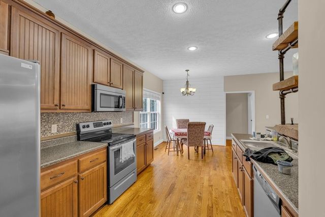 821 Honeysuckle Ln, Sparta, TN 38583