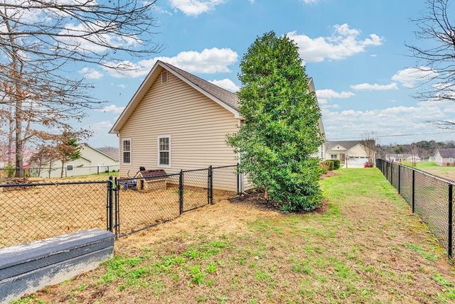 821 Honeysuckle Ln, Sparta, TN 38583