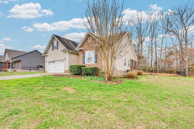 821 Honeysuckle Ln, Sparta, TN 38583