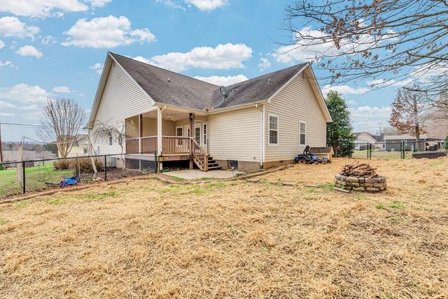 821 Honeysuckle Ln, Sparta, TN 38583