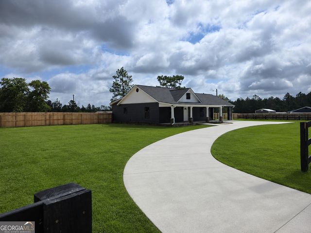 27 Elmwood Lane, Baxley, GA 31513