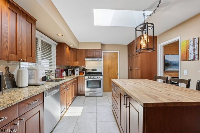 28 Warwick Cir, Springfield Twp., NJ 07081