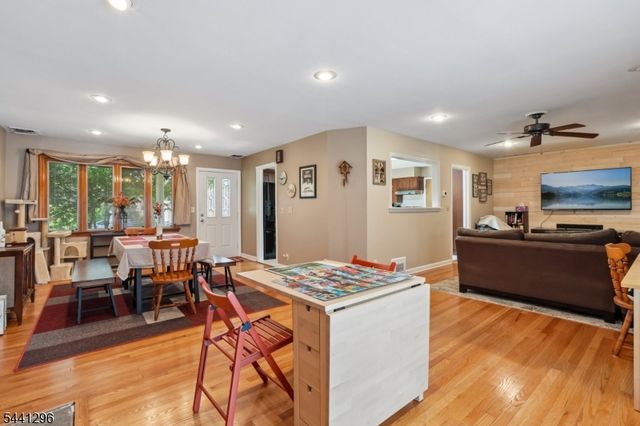 28 Warwick Cir, Springfield Twp., NJ 07081