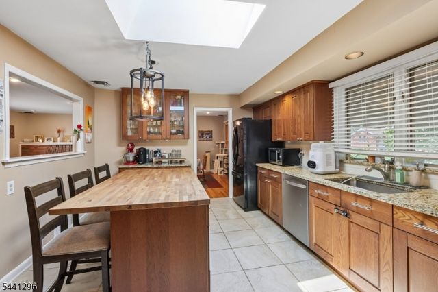 28 Warwick Cir, Springfield Twp., NJ 07081
