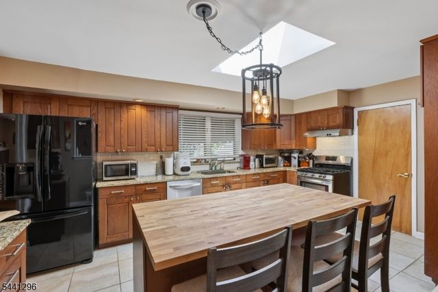 28 Warwick Cir, Springfield Twp., NJ 07081
