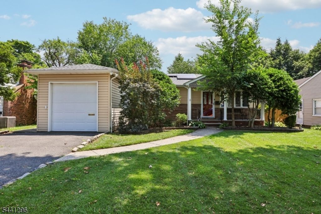 28 Warwick Cir, Springfield Twp., NJ 07081