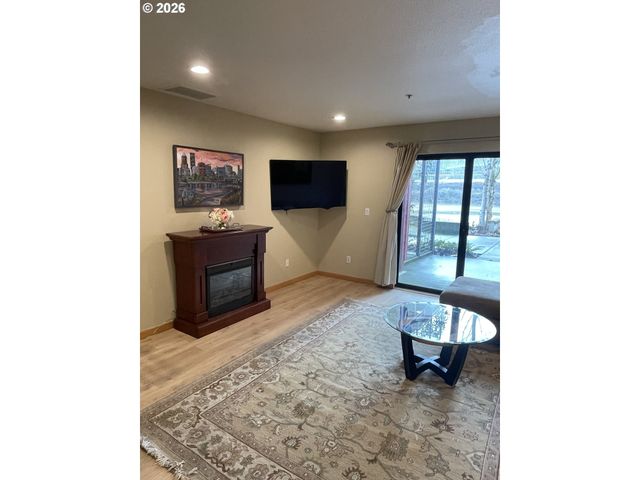 810 Nw NAITO Pkwy F-10, Portland, OR 97209