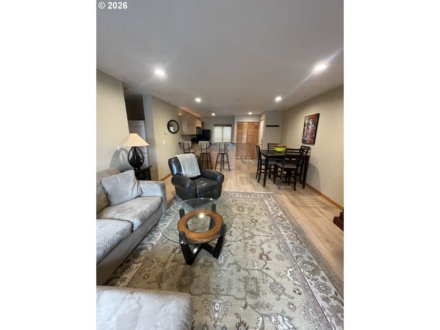 810 Nw NAITO Pkwy F-10, Portland, OR 97209