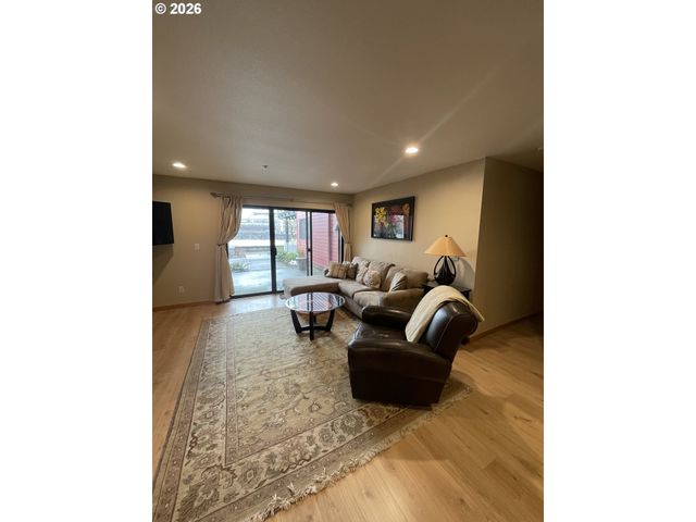 810 Nw NAITO Pkwy F-10, Portland, OR 97209