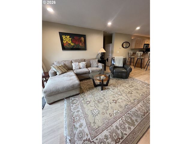 810 Nw NAITO Pkwy F-10, Portland, OR 97209