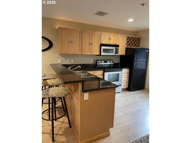 810 Nw NAITO Pkwy F-10, Portland, OR 97209