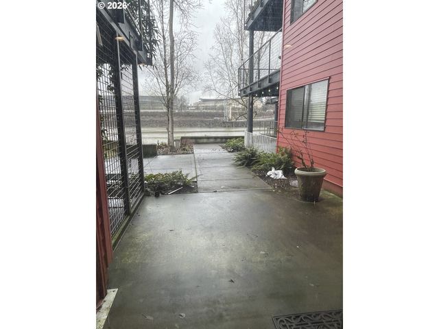 810 Nw NAITO Pkwy F-10, Portland, OR 97209