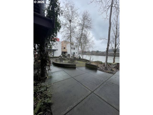 810 Nw NAITO Pkwy F-10, Portland, OR 97209