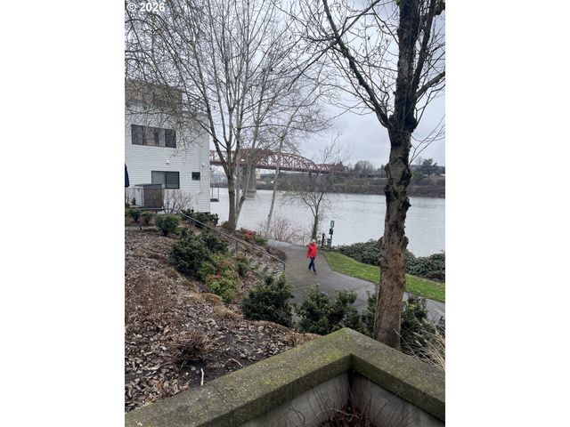 810 Nw NAITO Pkwy F-10, Portland, OR 97209