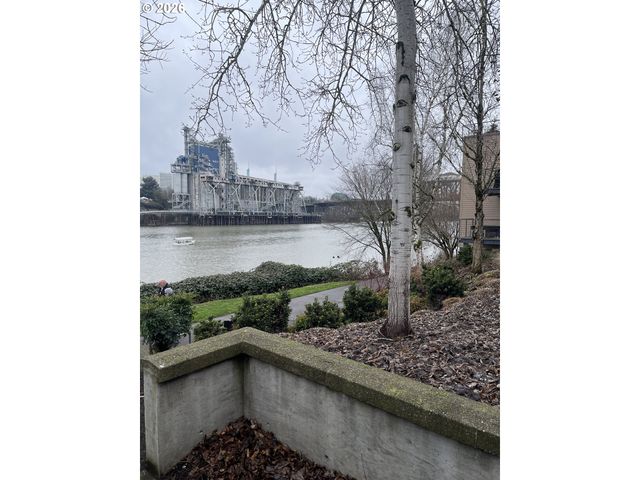 810 Nw NAITO Pkwy F-10, Portland, OR 97209