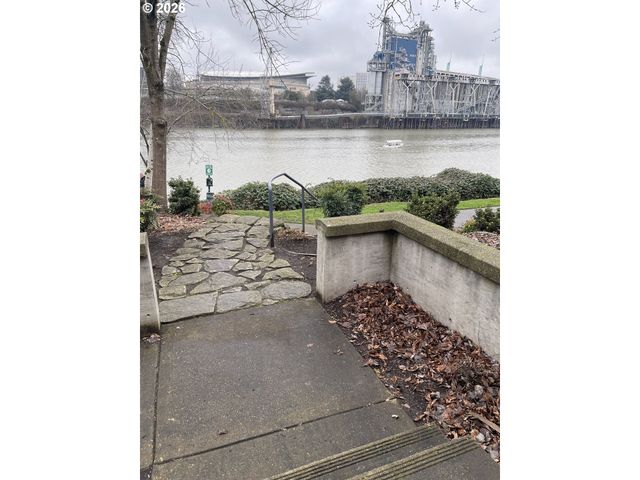 810 Nw NAITO Pkwy F-10, Portland, OR 97209