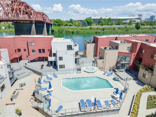 810 Nw NAITO Pkwy F-10, Portland, OR 97209