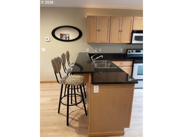 810 Nw NAITO Pkwy F-10, Portland, OR 97209