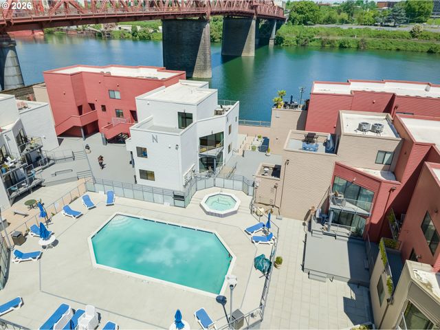 810 Nw NAITO Pkwy F-10, Portland, OR 97209