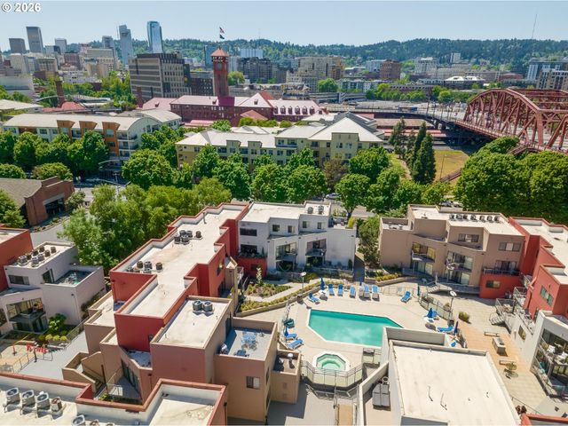 810 Nw NAITO Pkwy F-10, Portland, OR 97209