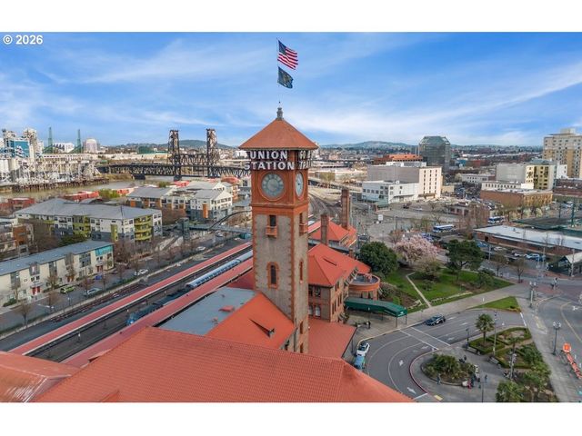 810 Nw NAITO Pkwy F-10, Portland, OR 97209