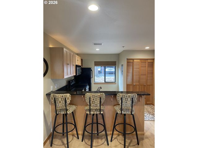 810 Nw NAITO Pkwy F-10, Portland, OR 97209