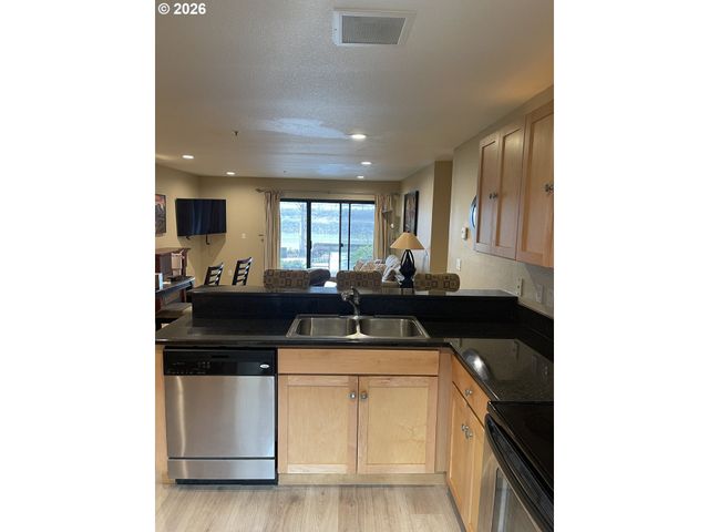 810 Nw NAITO Pkwy F-10, Portland, OR 97209