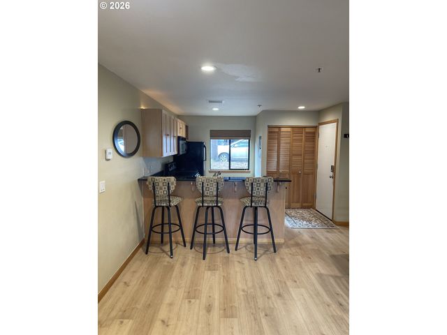 810 Nw NAITO Pkwy F-10, Portland, OR 97209