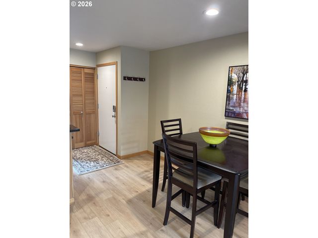 810 Nw NAITO Pkwy F-10, Portland, OR 97209