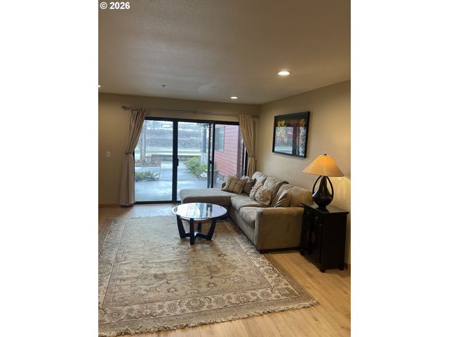 810 Nw NAITO Pkwy F-10, Portland, OR 97209