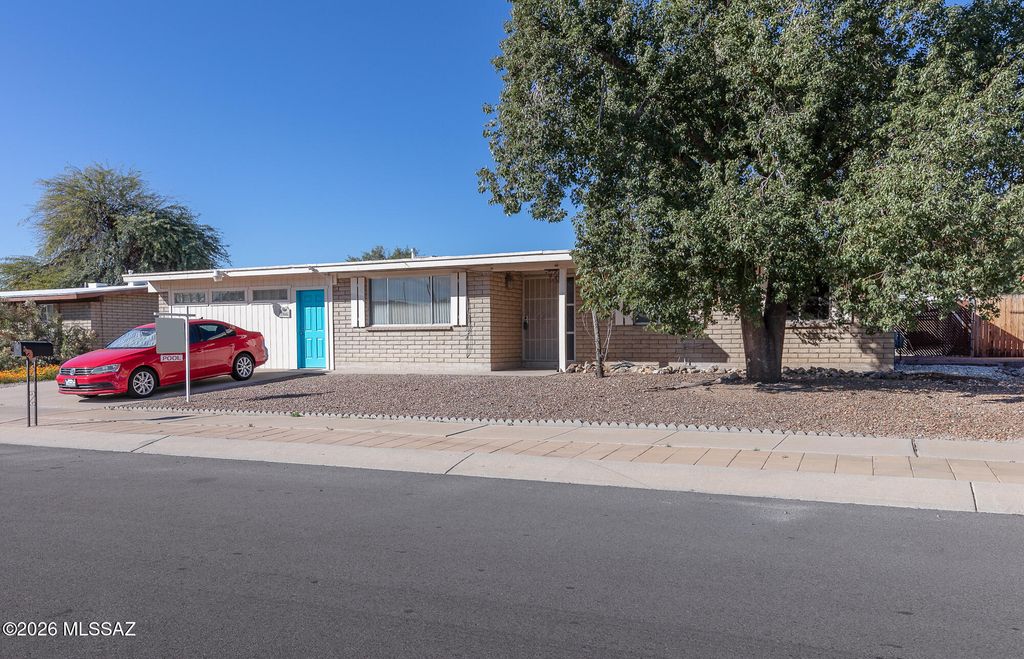 7855 N John Paul Jones Avenue, Tucson, AZ 85741