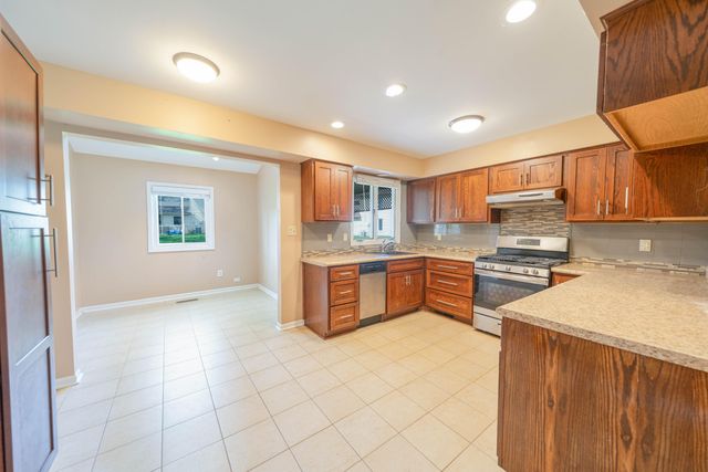 1862 Plum Court, Crown Point, IN 46307