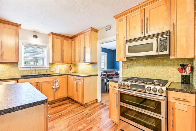 4611 Avenue S, Galveston, TX 77551