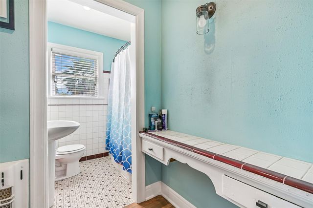 4611 Avenue S, Galveston, TX 77551