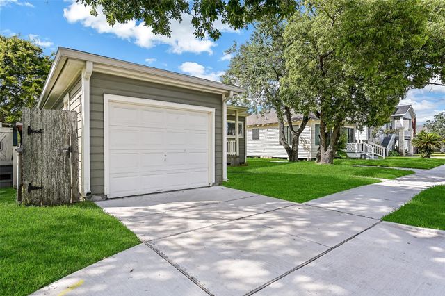 4611 Avenue S, Galveston, TX 77551