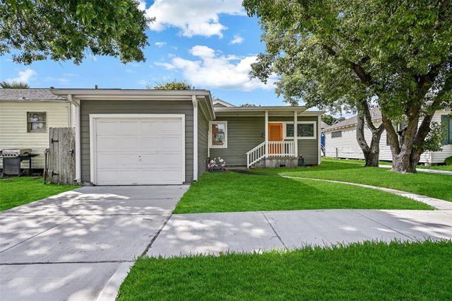 4611 Avenue S, Galveston, TX 77551