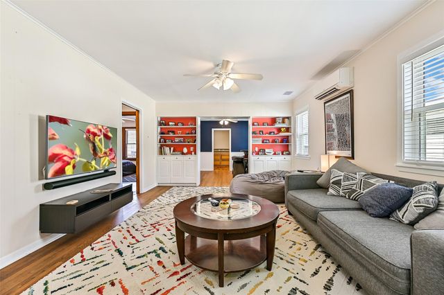 4611 Avenue S, Galveston, TX 77551