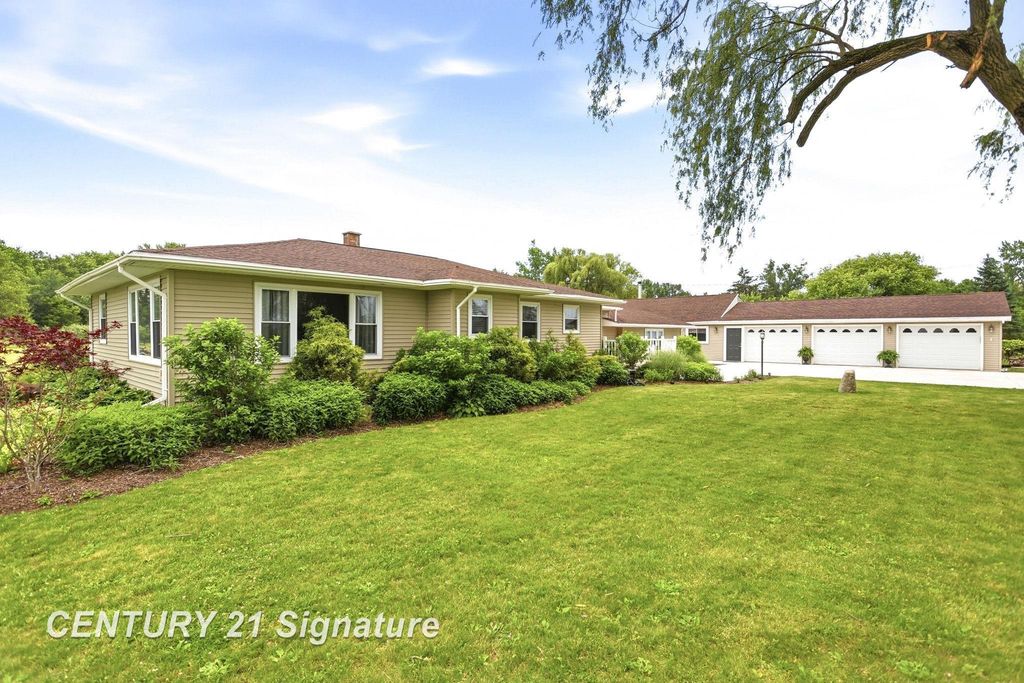2051 S Brennan Road, Hemlock, MI 48626