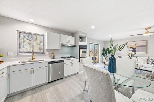 6803 Foxbend Court, Florissant, MO 63033