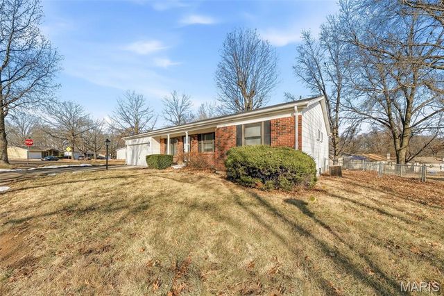 6803 Foxbend Court, Florissant, MO 63033