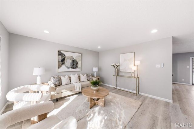 6803 Foxbend Court, Florissant, MO 63033