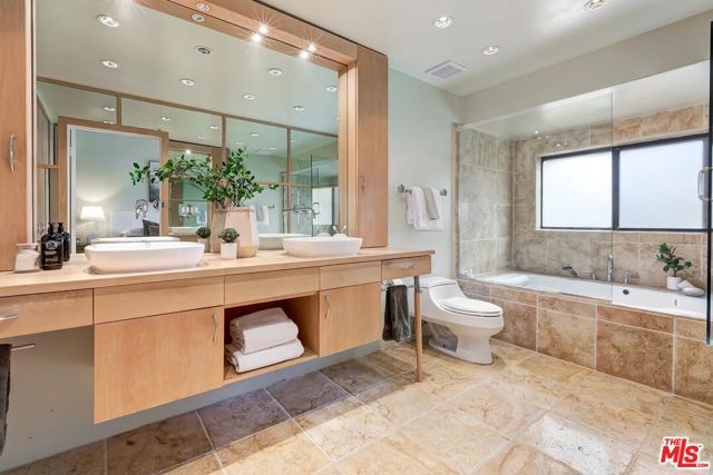 323 San Vicente Boulevard 11, Santa Monica, CA 90402