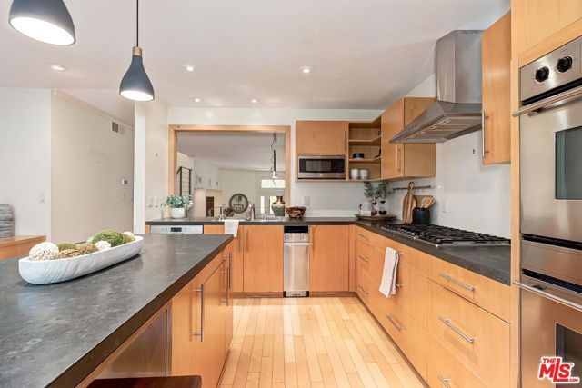 323 San Vicente Boulevard 11, Santa Monica, CA 90402
