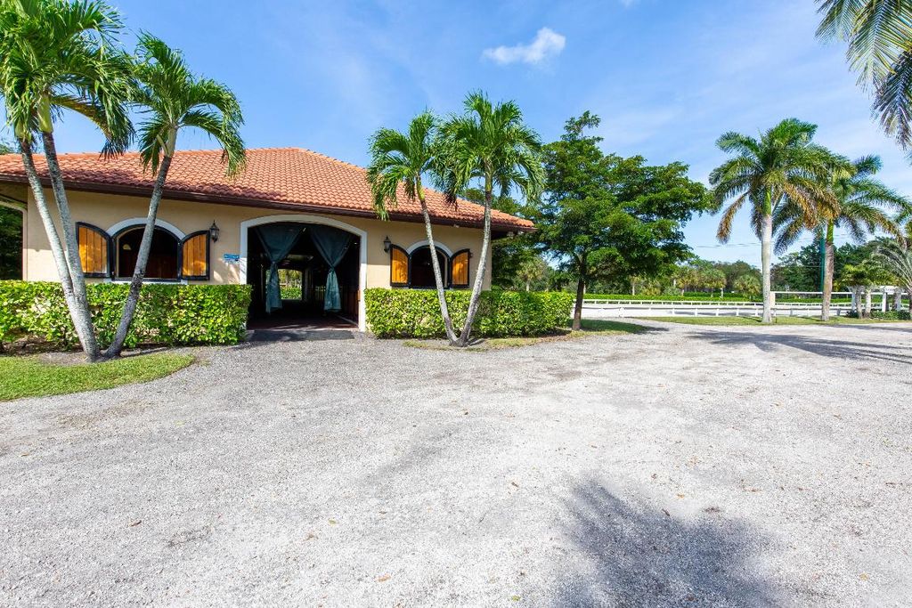 Image 11 of property listing at 14943 Paddock Drive, Wellington, FL 33414