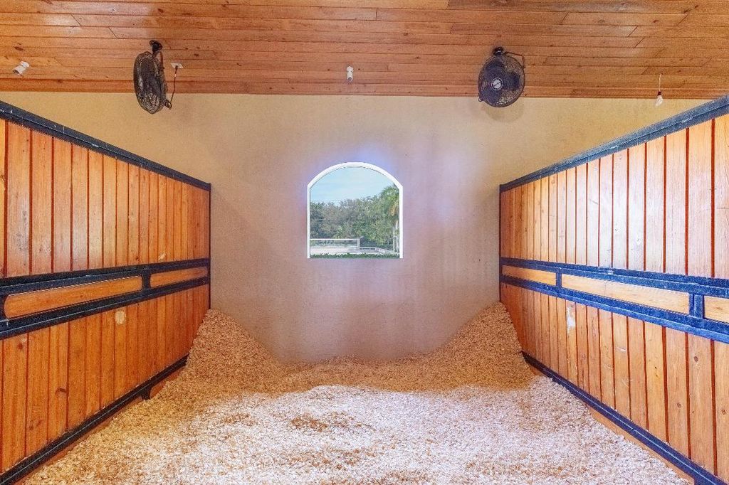 Image 12 of property listing at 14943 Paddock Drive, Wellington, FL 33414