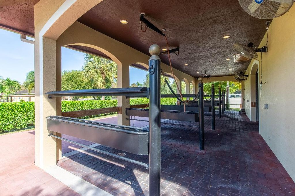 Image 16 of property listing at 14943 Paddock Drive, Wellington, FL 33414