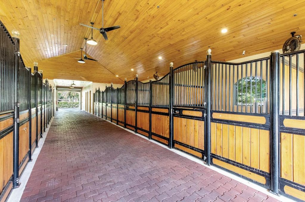 Image 3 of property listing at 14943 Paddock Drive, Wellington, FL 33414