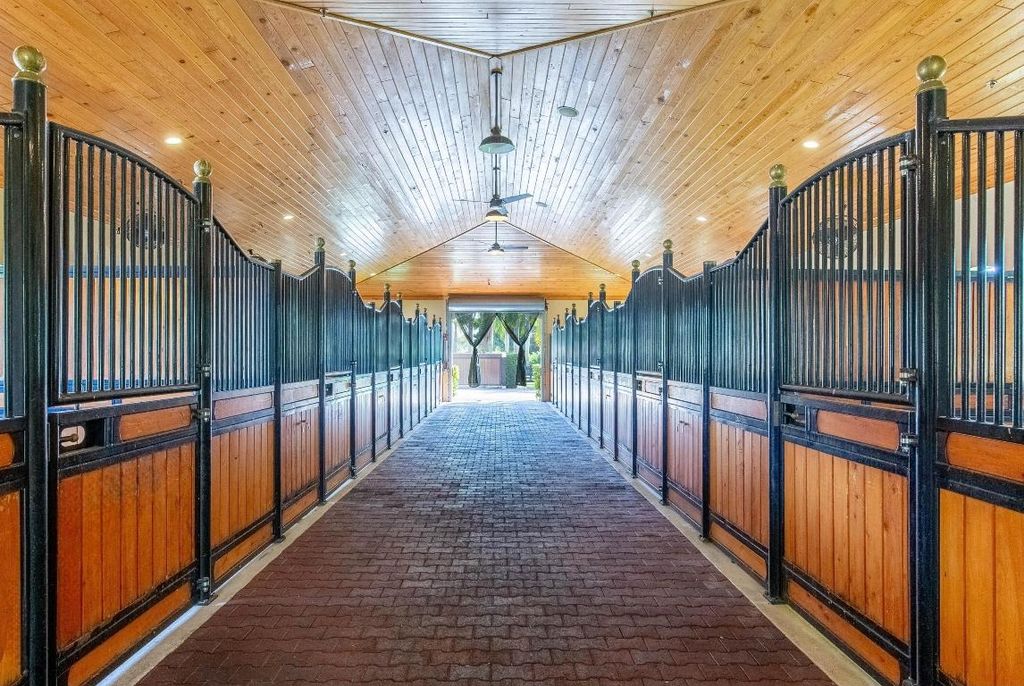 Image 7 of property listing at 14943 Paddock Drive, Wellington, FL 33414